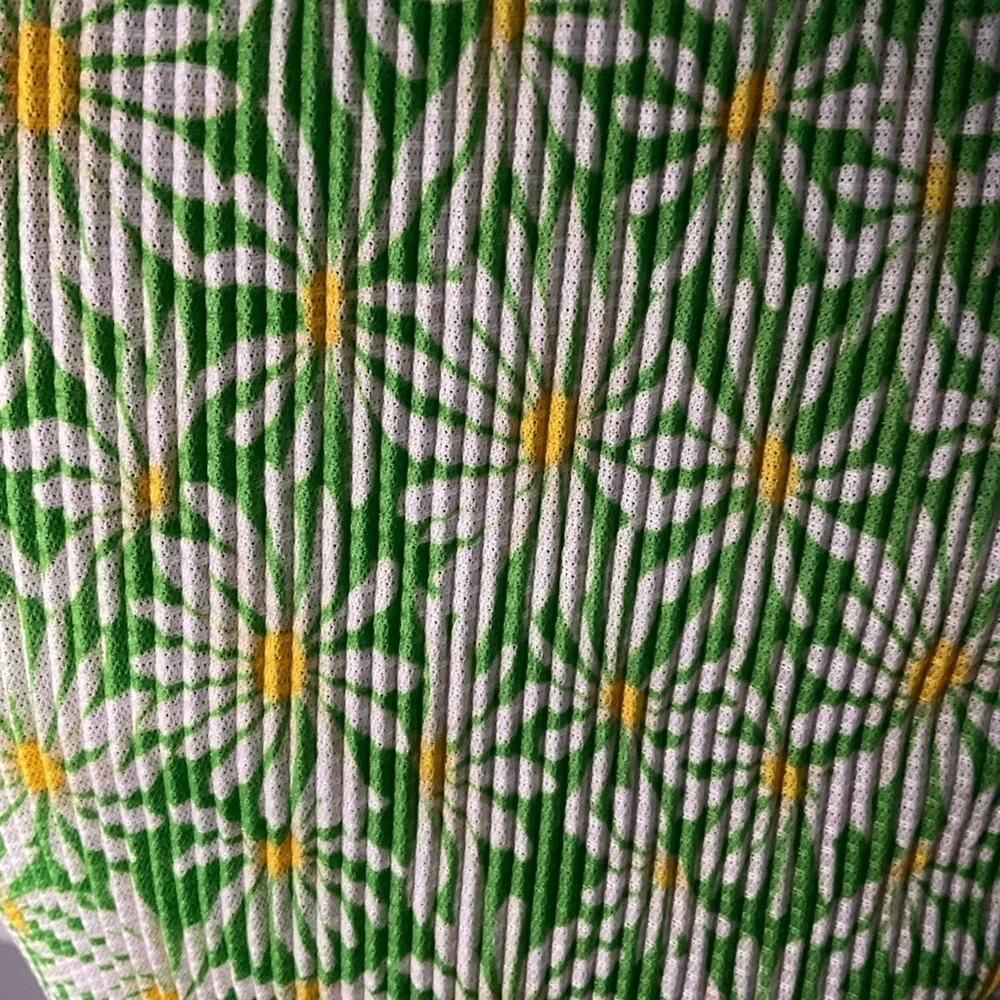 Zara Green and White Daisy Puff Sleeve Crop Blouse